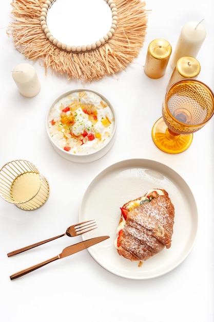 Kolacja przy stole, talerze z jedzeniem